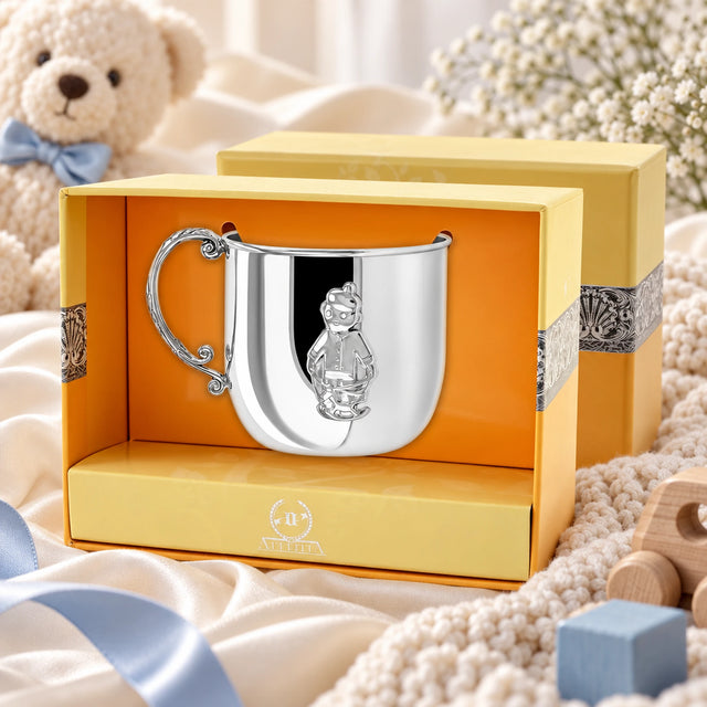 Kinderbecher 925 Silber Teddybär-Relief für Jungen in der Geschenkbox — Lifestyle-Setting, Geschenk zur Geburt und Taufe