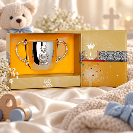 Kinderbecher 925 Silber Jungen-Relief, zwei Henkel in der Geschenkbox — Lifestyle-Setting, Geschenk zur Geburt und Taufe