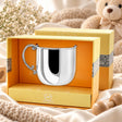 Kinderbecher 925 Silber klassische Form in der Geschenkbox — Lifestyle-Setting, Geschenk zur Geburt und Taufe
