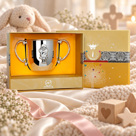 Kinderbecher 925 Silber Mädchen-Relief in der Geschenkbox — Lifestyle-Setting, Geschenk zur Geburt und Taufe