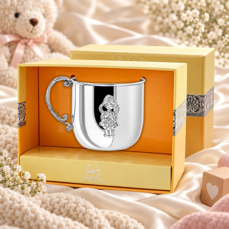 Kinderbecher 925 Silber Mädchen-Relief in der Geschenkbox — Lifestyle-Setting, Geschenk zur Geburt und Taufe