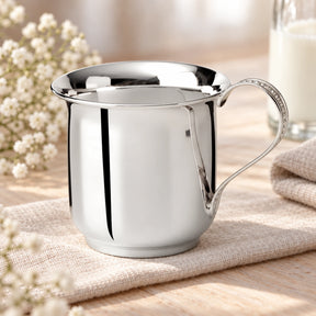 Kinderbecher 925 Silber Perlenhenkel — Lifestyle-Setting, Geschenk zur Geburt und Taufe