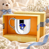 Kinderbecher 925 Silber Prinzen-Wappen aus Emaille, vergoldet in der Geschenkbox — Lifestyle-Setting, Geschenk zur Geburt und Taufe