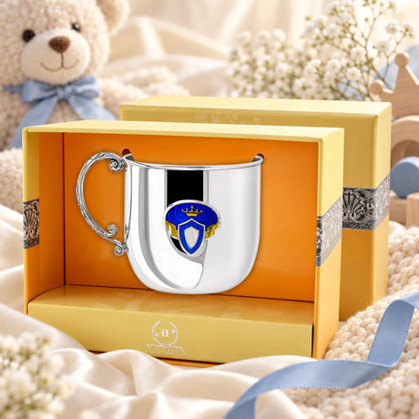 Kinderbecher 925 Silber Prinzen-Wappen aus Emaille, vergoldet in der Geschenkbox — Lifestyle-Setting, Geschenk zur Geburt und Taufe