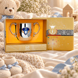 Kinderbecher 925 Silber Prinzen-Wappen aus Emaille in der Geschenkbox — Lifestyle-Setting, Geschenk zur Geburt und Taufe