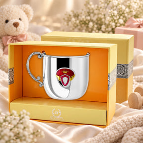 Kinderbecher 925 Silber Prinzessinnen-Wappen aus Emaille, vergoldet in der Geschenkbox — Lifestyle-Setting, Geschenk zur Geburt und Taufe