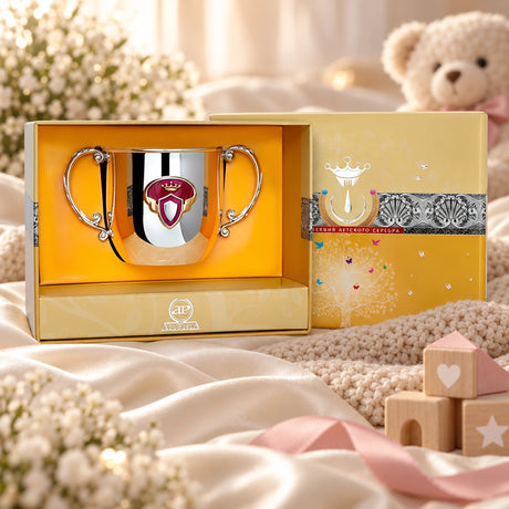 Kinderbecher 925 Silber Prinzessinnen-Wappen aus Emaille in der Geschenkbox — Lifestyle-Setting, Geschenk zur Geburt und Taufe
