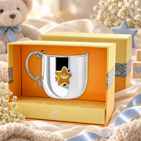 Kinderbecher 925 Silber gelb-blauer Stern aus Emaille in der Geschenkbox — Lifestyle-Setting, Geschenk zur Geburt und Taufe