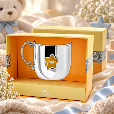 Kinderbecher 925 Silber gelb-blauer Stern aus Emaille in der Geschenkbox — Lifestyle-Setting, Geschenk zur Geburt und Taufe