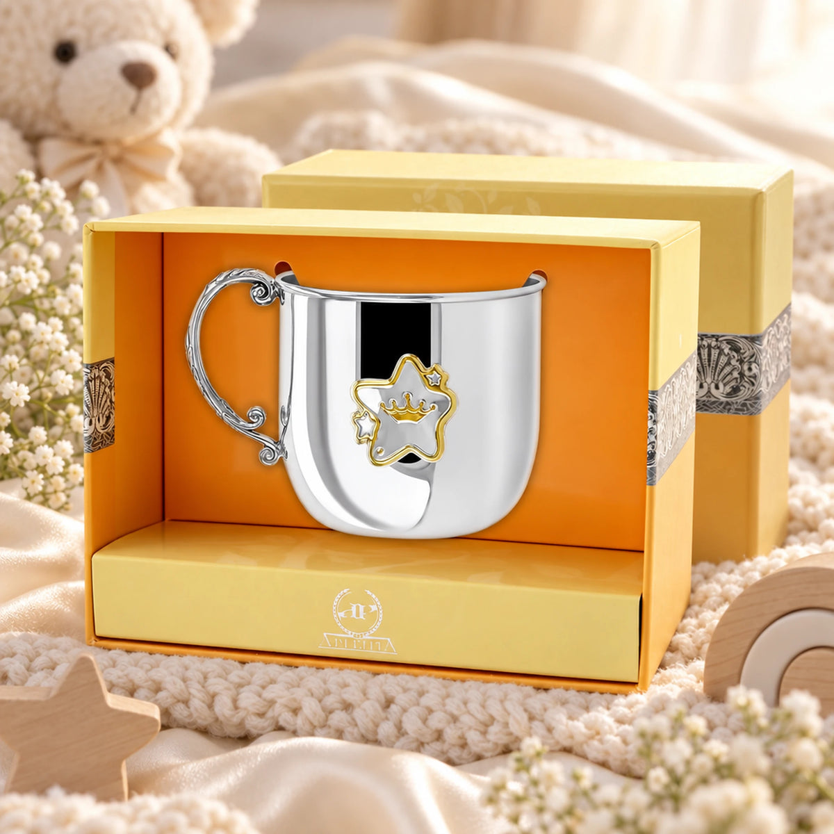 Kinderbecher 925 Silber goldener Stern in der Geschenkbox — Lifestyle-Setting, Geschenk zur Geburt und Taufe
