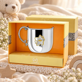 Kinderbecher 925 Silber goldener Stern in der Geschenkbox — Lifestyle-Setting, Geschenk zur Geburt und Taufe