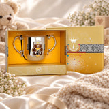 Kinderbecher 925 Silber brauner Teddybär aus Emaille in der Geschenkbox — Lifestyle-Setting, Geschenk zur Geburt und Taufe