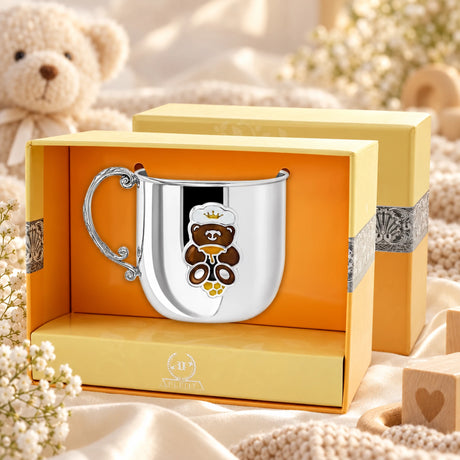Kinderbecher 925 Silber brauner Teddybär aus Emaille in der Geschenkbox — Lifestyle-Setting, Geschenk zur Geburt und Taufe