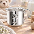 Babytasse 925 Silber Knopf-Teddy mit einem Henkel — Lifestyle-Setting, Geschenk zur Taufe und Geburt