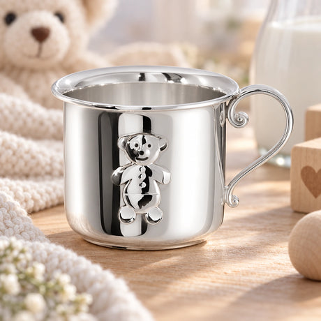 Kinderbecher 925 Silber Teddybär-Relief — Lifestyle-Setting, Geschenk zur Geburt und Taufe