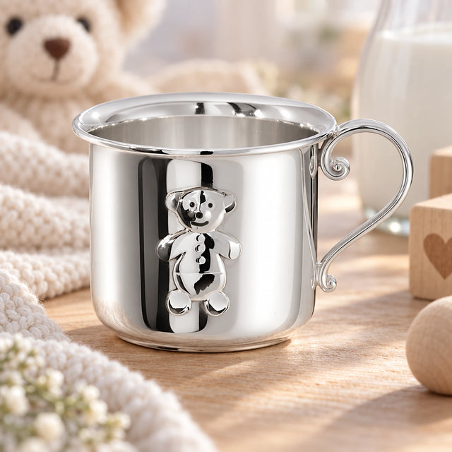 Babytasse 925 Silber Knopf-Teddy mit einem Henkel — Lifestyle-Setting, Geschenk zur Taufe und Geburt
