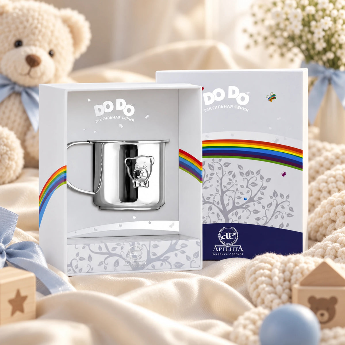 Kinderbecher 925 Silber Teddybär-Relief, gravierbar in der Geschenkbox — Lifestyle-Setting, Geschenk zur Geburt und Taufe