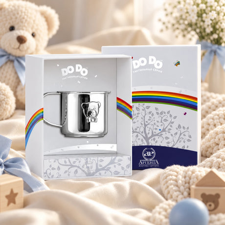 Kinderbecher 925 Silber Teddybär-Relief, gravierbar in der Geschenkbox — Lifestyle-Setting, Geschenk zur Geburt und Taufe