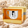 Kinderbecher 925 Silber Teddybär-Relief in der Geschenkbox — Lifestyle-Setting, Geschenk zur Geburt und Taufe