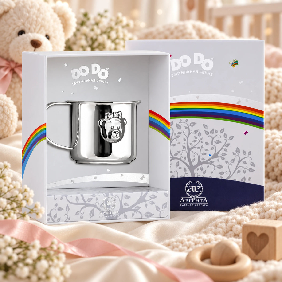 Kinderbecher 925 Silber DoDo-Bär Mädchen mit Emaille in Geschenkbox, Lifestyle-Aufnahme