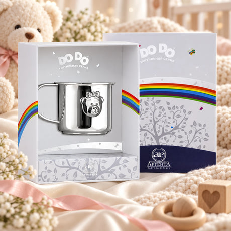 Kinderbecher 925 Silber DoDo-Bär Mädchen mit Emaille in Geschenkbox, Lifestyle-Aufnahme