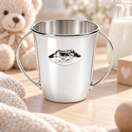 Babytasse 925 Silber Wolken-Teddy, zwei Henkel — Lifestyle-Setting, Geschenk zur Geburt