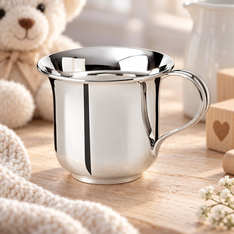 Kinderbecher 925 Silber Trompetenform — Lifestyle-Setting, Geschenk zur Geburt und Taufe