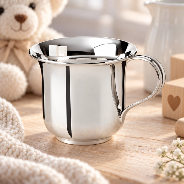 Kinderbecher 925 Silber Trompetenform — Lifestyle-Setting, Geschenk zur Geburt und Taufe