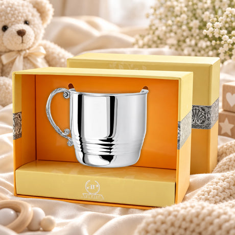 Kinderbecher 925 Silber wellenförmige Wandung in der Geschenkbox — Lifestyle-Setting, Geschenk zur Geburt und Taufe