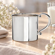 Kinderbecher 925 Silber Zylinderform mit Zierhenkel — Lifestyle-Setting, Geschenk zur Geburt und Taufe