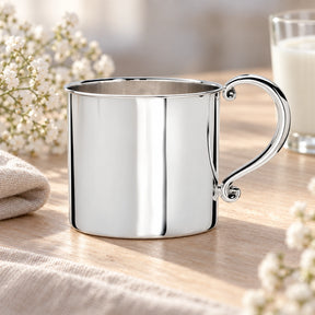 Kinderbecher 925 Silber Zylinderform mit Zierhenkel — Lifestyle-Setting, Geschenk zur Geburt und Taufe