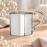 Kinderbecher 925 Silber Zylinderform mit Zierhenkel — Lifestyle-Setting, Geschenk zur Geburt und Taufe