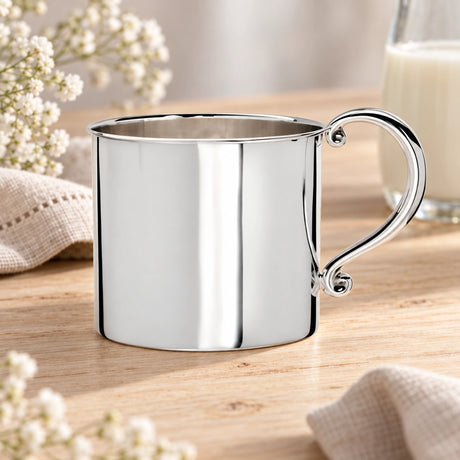 Kinderbecher 925 Silber Zylinderform mit Zierhenkel — Lifestyle-Setting, Geschenk zur Geburt und Taufe