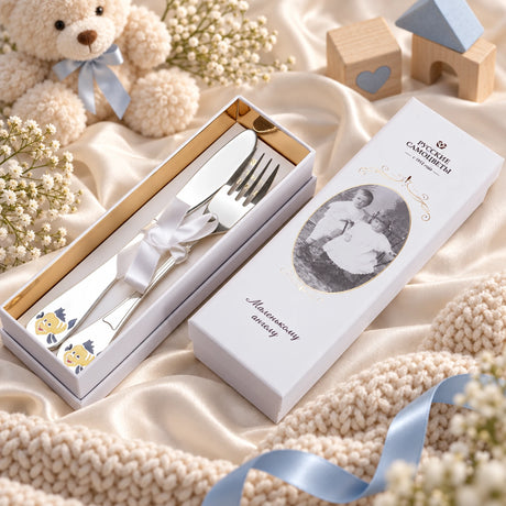 Kinderbesteck 925 Silber Fisch-Motiv in der Geschenkbox — Lifestyle-Setting, Geschenk zur Geburt und Taufe