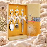 Kinderbesteck Sterne 925 Silber — Emaille gelb-rot 3-tlg in der Original-Geschenkbox — Lifestyle-Aufnahme auf cremefarbenem Satin mit Plüschtier und Schleierkraut, Geschenk zur Geburt