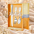 Kinderbesteck Sterne 925 Silber vergoldet — Pur 3-tlg in der Original-Geschenkbox — Lifestyle-Aufnahme auf cremefarbenem Satin mit Plüschtier und Schleierkraut, Geschenk zur Geburt