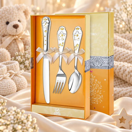 Kinderbesteck Sterne 925 Silber vergoldet — Pur 3-tlg in der Original-Geschenkbox — Lifestyle-Aufnahme auf cremefarbenem Satin mit Plüschtier und Schleierkraut, Geschenk zur Geburt