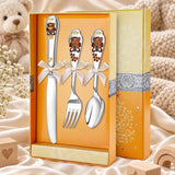 Kinderbesteck 925 Silber Teddybär aus Emaille, drei Teile in der Geschenkbox — Lifestyle-Setting, Geschenk zur Geburt und Taufe