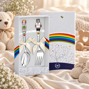 Kinderbesteck Set 925 Silber Mascha & Bär in der Original-Geschenkbox — Lifestyle-Aufnahme auf cremefarbenem Satin mit Plüschtier und Schleierkraut, Geschenk zur Geburt