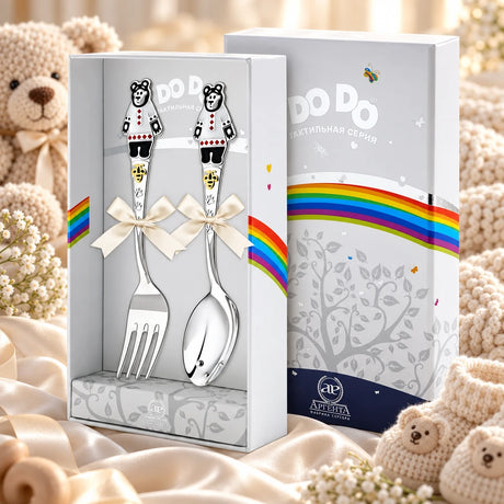Kinderbesteck Set 925 Silber vergoldet Der Bär in der Original-Geschenkbox — Lifestyle-Aufnahme auf cremefarbenem Satin mit Plüschtier und Schleierkraut, Geschenk zur Geburt