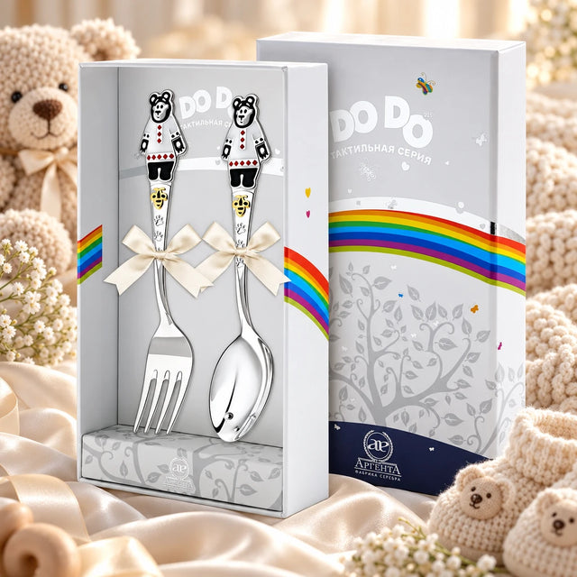 Kinderbesteck Set 925 Silber vergoldet Der Bär in der Original-Geschenkbox — Lifestyle-Aufnahme auf cremefarbenem Satin mit Plüschtier und Schleierkraut, Geschenk zur Geburt