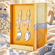 Kinderbesteck Junge 925 Silber vergoldet — Schaukelpferd 2-tlg in der Original-Geschenkbox — Lifestyle-Aufnahme auf cremefarbenem Satin mit Plüschtier und Schleierkraut, Geschenk zur Geburt
