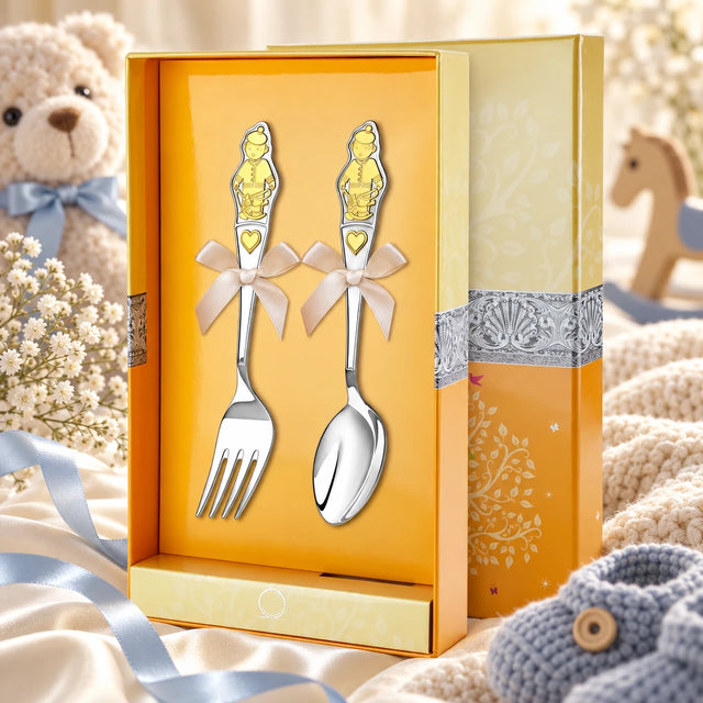 Kinderbesteck Junge 925 Silber vergoldet — Schaukelpferd 2-tlg in der Original-Geschenkbox — Lifestyle-Aufnahme auf cremefarbenem Satin mit Plüschtier und Schleierkraut, Geschenk zur Geburt