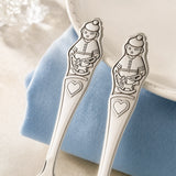 Stiel-Detail von Kinderlöffel und Kindergabel 925 Silber mit Junge-Figur und Herz auf hellblauem Leinen — Lifestyle