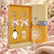 Kinderbesteck Mädchen 925 Silber vergoldet — Blumen-Motiv 2-tlg in der Original-Geschenkbox — Lifestyle-Aufnahme auf cremefarbenem Satin mit Plüschtier und Schleierkraut, Geschenk zur Geburt