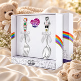 Kinderbesteck 925 Silber Mascha & Bär in der Original-Geschenkbox — Lifestyle-Aufnahme auf cremefarbenem Satin mit Plüschtier und Schleierkraut, Geschenk zur Geburt