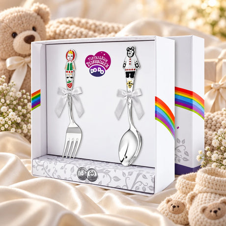 Kinderbesteck 925 Silber Mascha & Bär in der Original-Geschenkbox — Lifestyle-Aufnahme auf cremefarbenem Satin mit Plüschtier und Schleierkraut, Geschenk zur Geburt