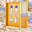 Kinderbesteck Prinz 925 Silber — Emaille blau vergoldet 2-tlg in der Original-Geschenkbox — Lifestyle-Aufnahme auf cremefarbenem Satin mit Plüschtier und Schleierkraut, Geschenk zur Geburt