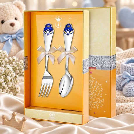 Kinderbesteck Prinz 925 Silber — Emaille blau vergoldet 2-tlg in der Original-Geschenkbox — Lifestyle-Aufnahme auf cremefarbenem Satin mit Plüschtier und Schleierkraut, Geschenk zur Geburt