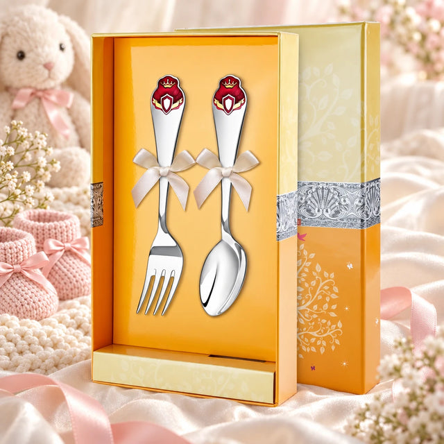 Kinderbesteck Prinzessin 925 Silber — Emaille rot vergoldet 2-tlg in der Original-Geschenkbox — Lifestyle-Aufnahme auf cremefarbenem Satin mit Plüschtier und Schleierkraut, Geschenk zur Geburt